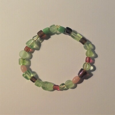 Bracelet vert rose clair perles artisanales en verre sur élastique