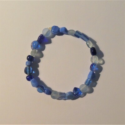 Bracelet bleu perles artisanales en verre sur élastique
