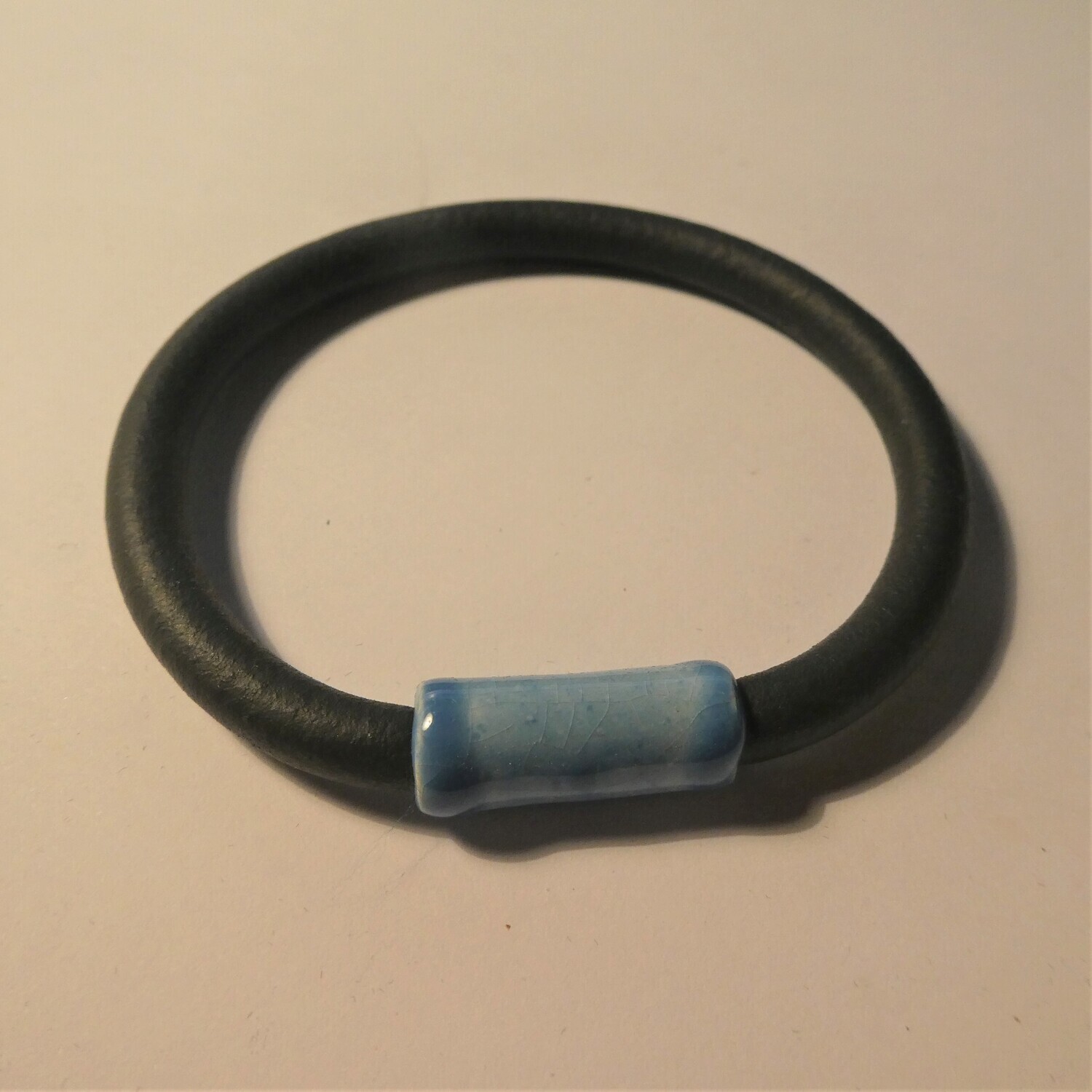 Bracelet perle céramique sur caoutchouc