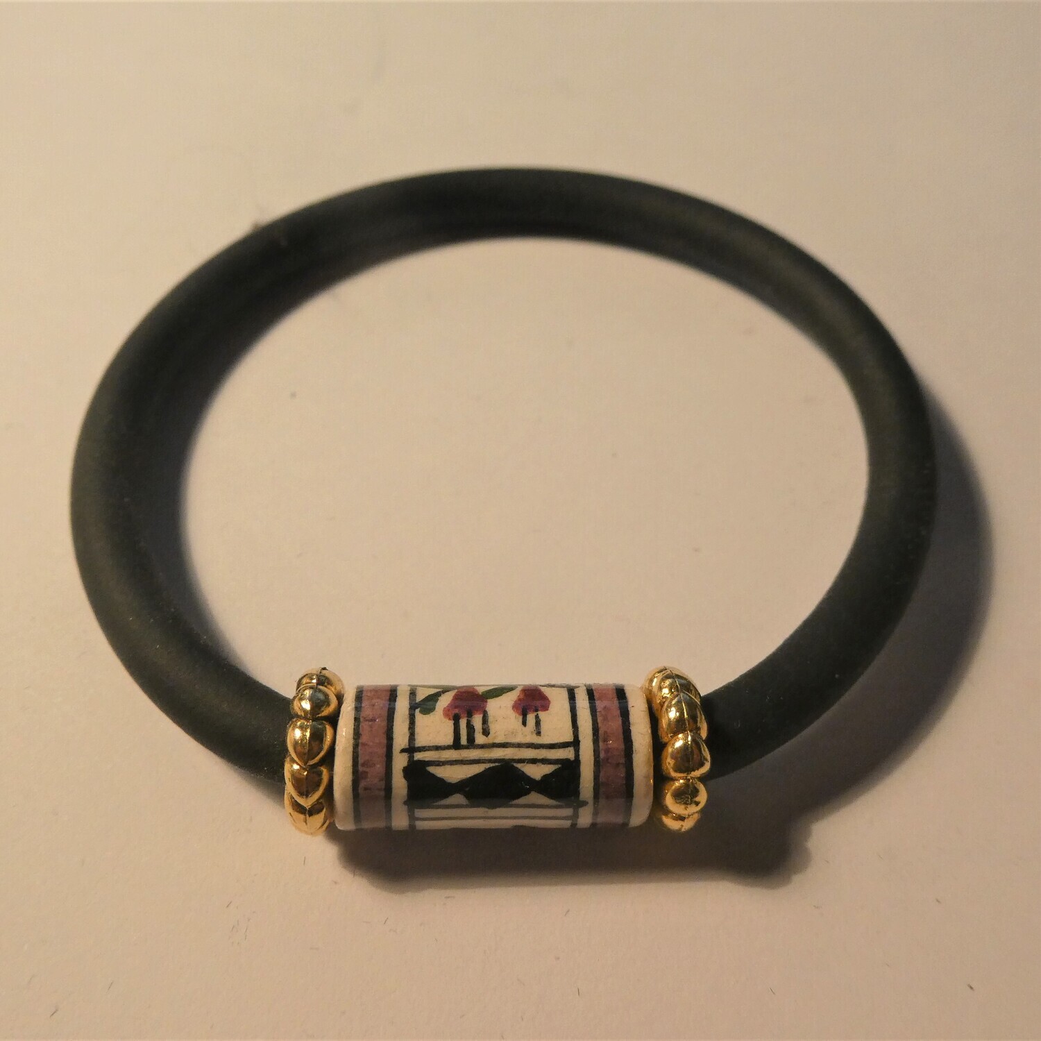 Bracelet perle céramique sur caoutchouc