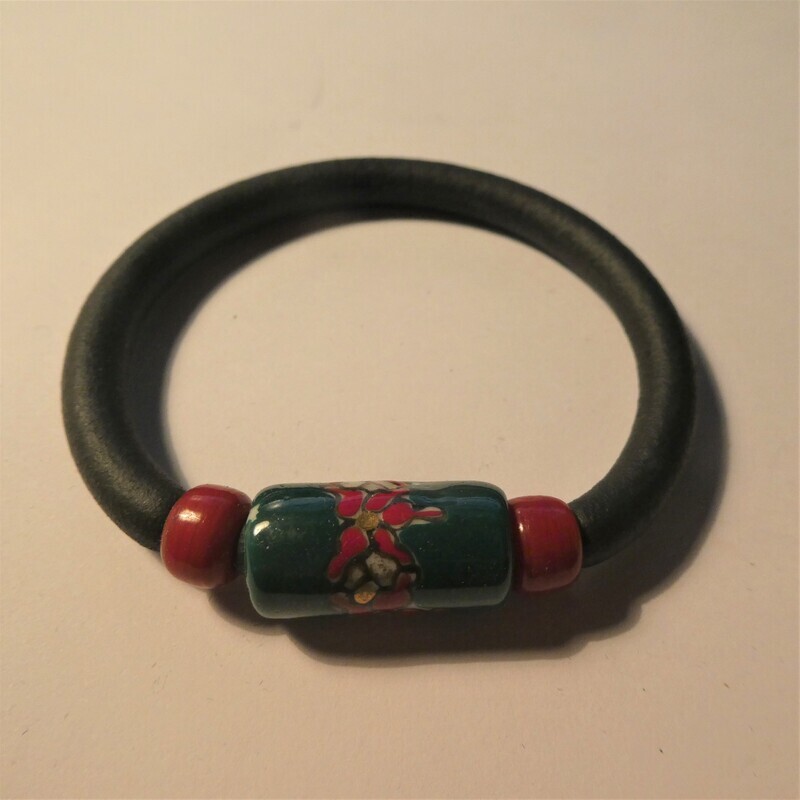 Bracelet perle céramique sur caoutchouc