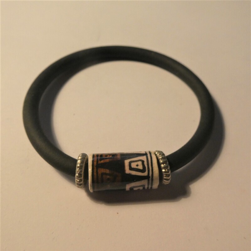Bracelet perle céramique sur caoutchouc