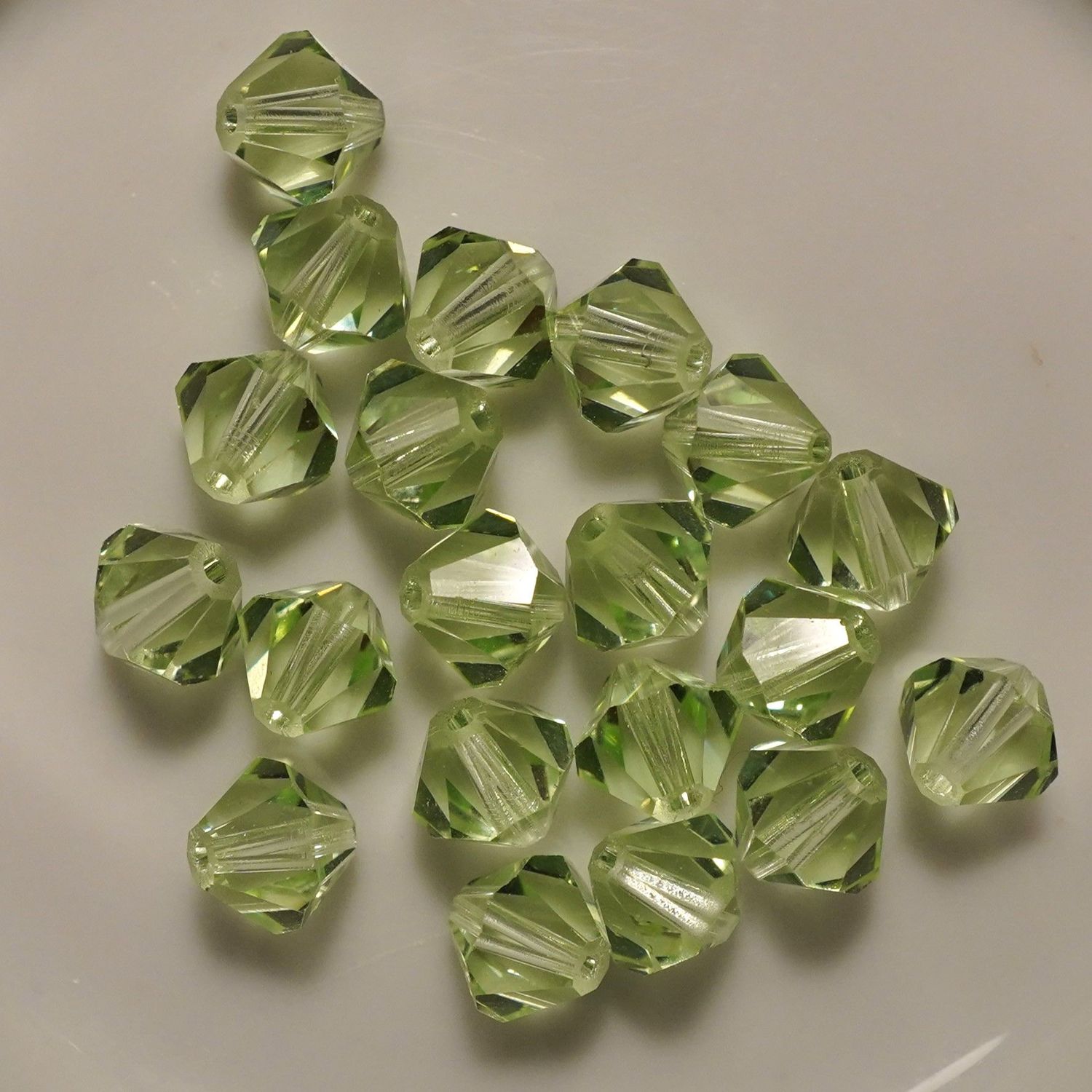 20 perles  toupies en cristal de Swarovski  5301 Chrysolite 6 mm