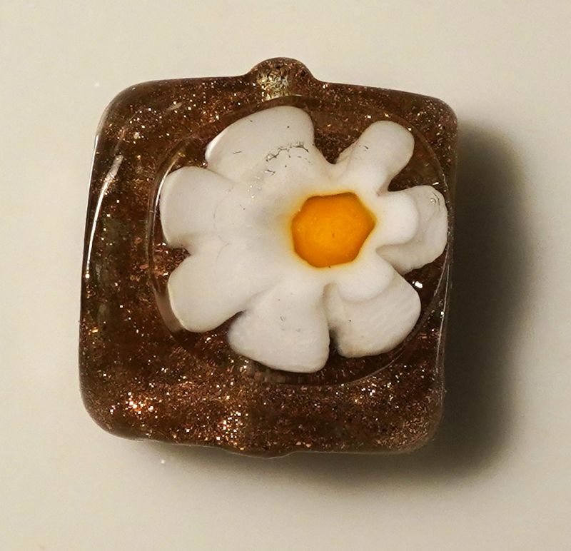 Perle carrée en authentique verre de Murano millefiori sur fond pailleté doré 11 x 11 mm