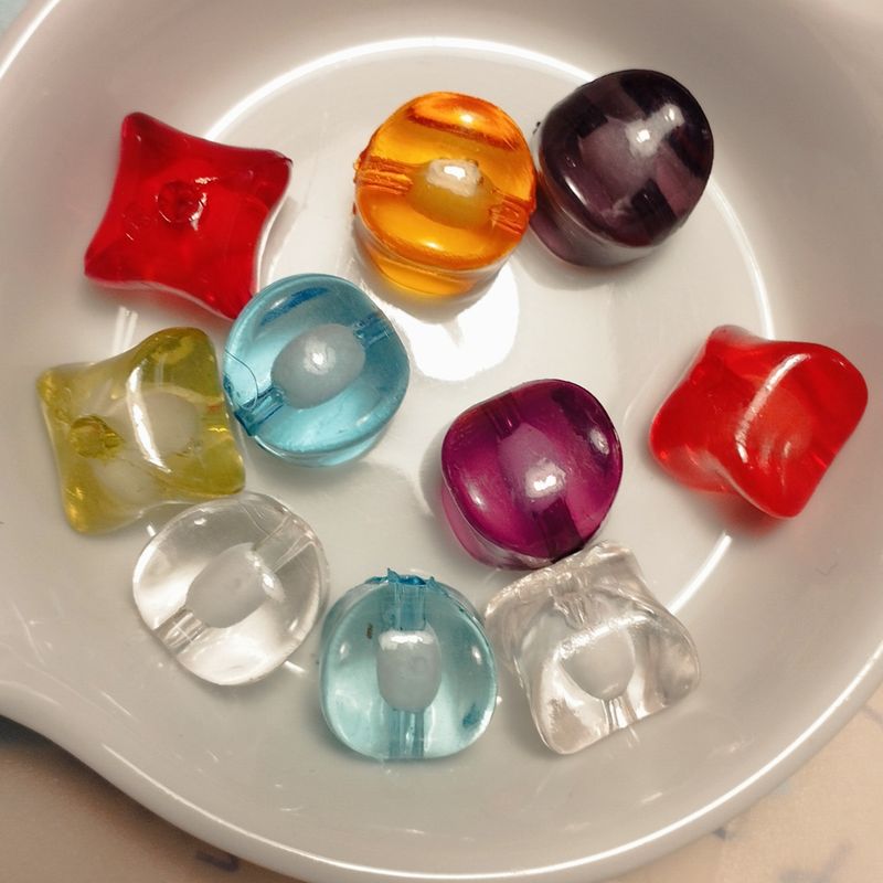 Lot de 24 perles acryliques multicolores 1,1 mm de côté