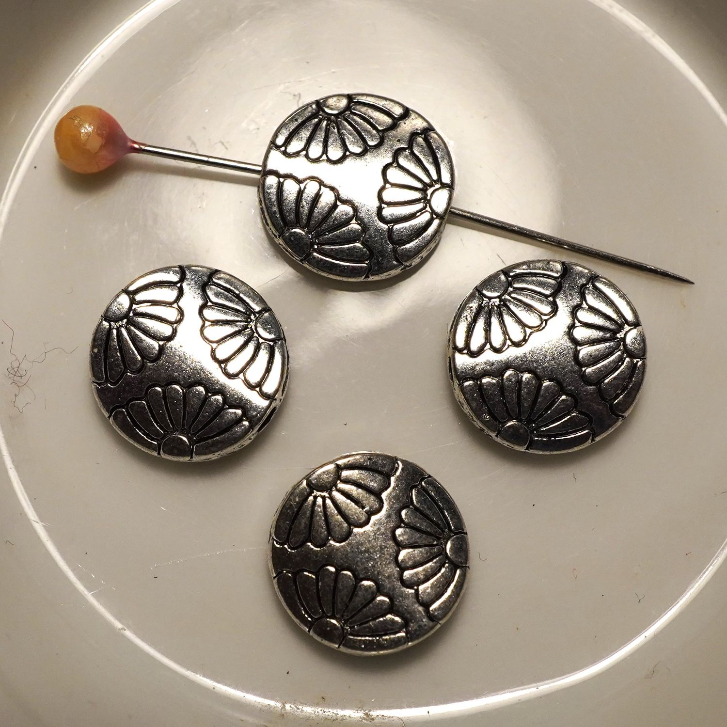 15 perles disque argentés motif fleurs 1,1 cm