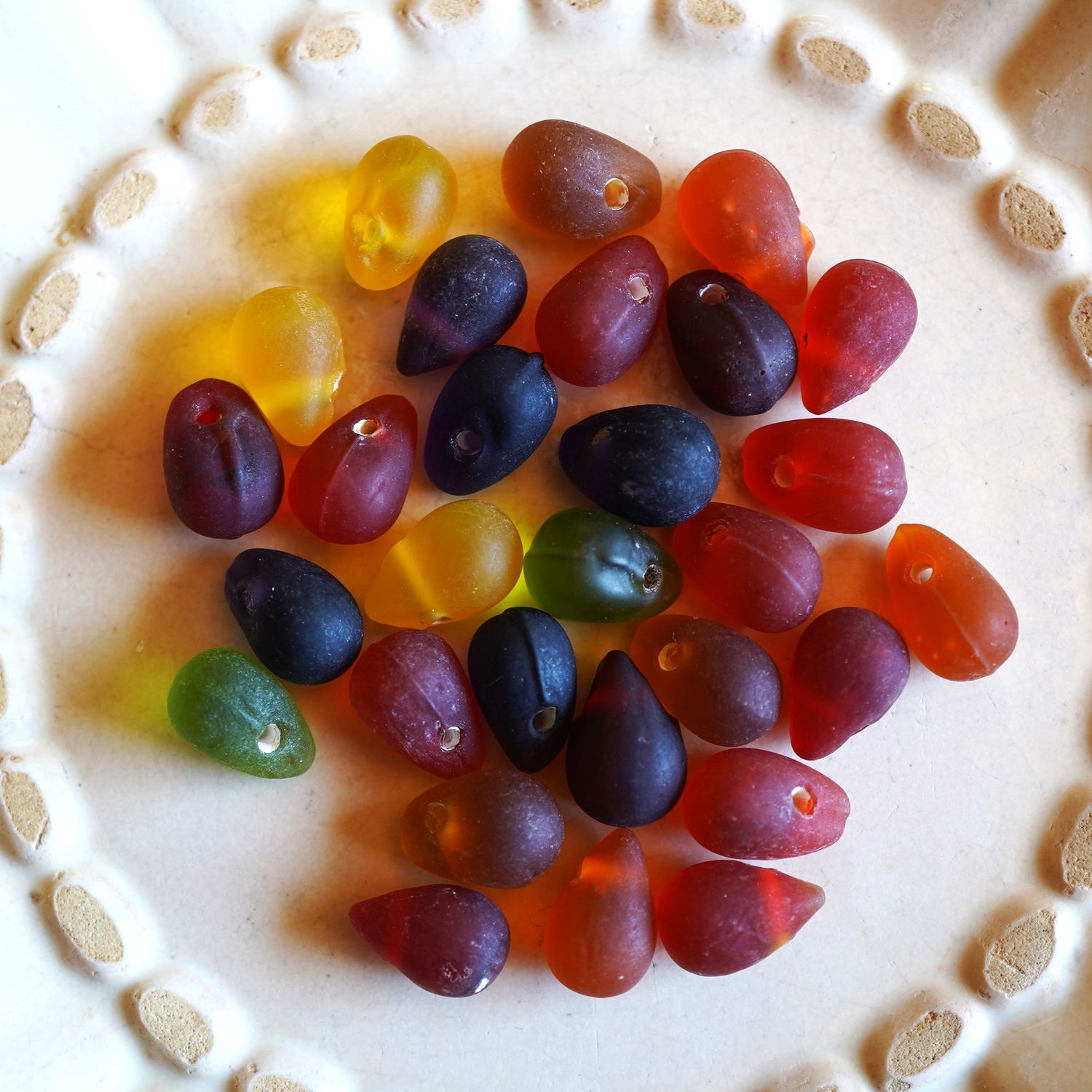 50g de perles de verre artisanal en forme de gouttes 15 mm Mélange fleuri mat