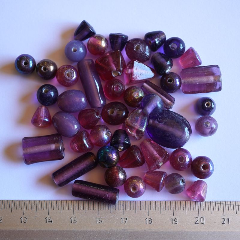 Mélange de perles de verre artisanales variées moyennes amethyste brillant 50g