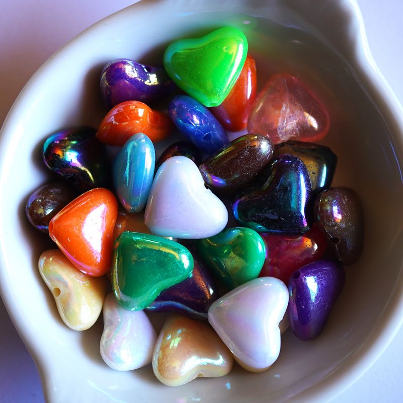 Lot de 27 perles acryliques coeur multicolores 15 x 13 mm