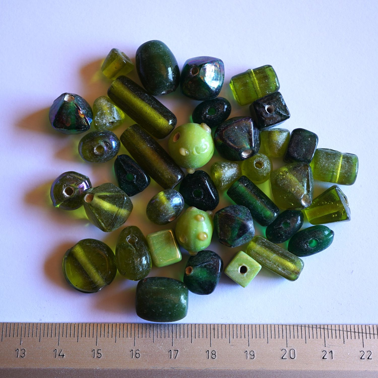 Mélange de perles de verre artisanales variées moyennes vert brillant 50g