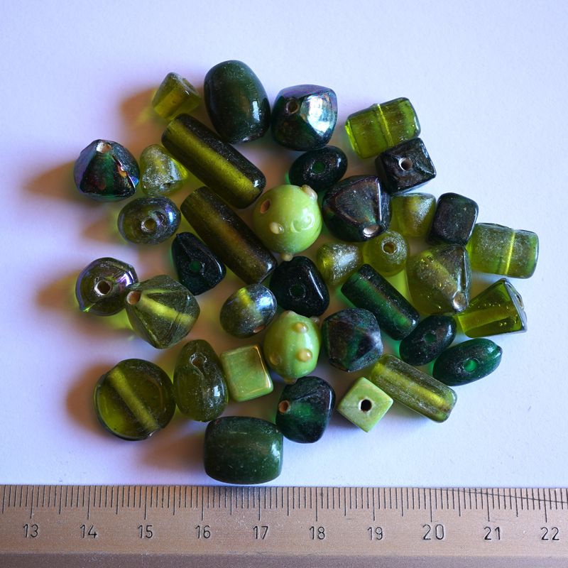 Mélange de perles de verre artisanales variées moyennes vert brillant 50g