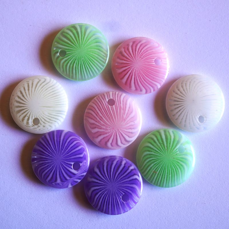 8 disques pendentifs de couleurs variées acrylique 1,5 cm