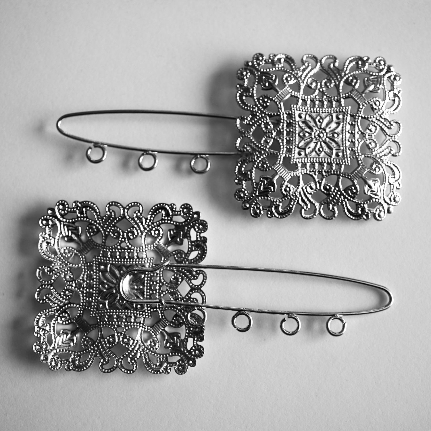 2 broches à 4 trous argentées  motif dentelle 8,3 x 4 cm