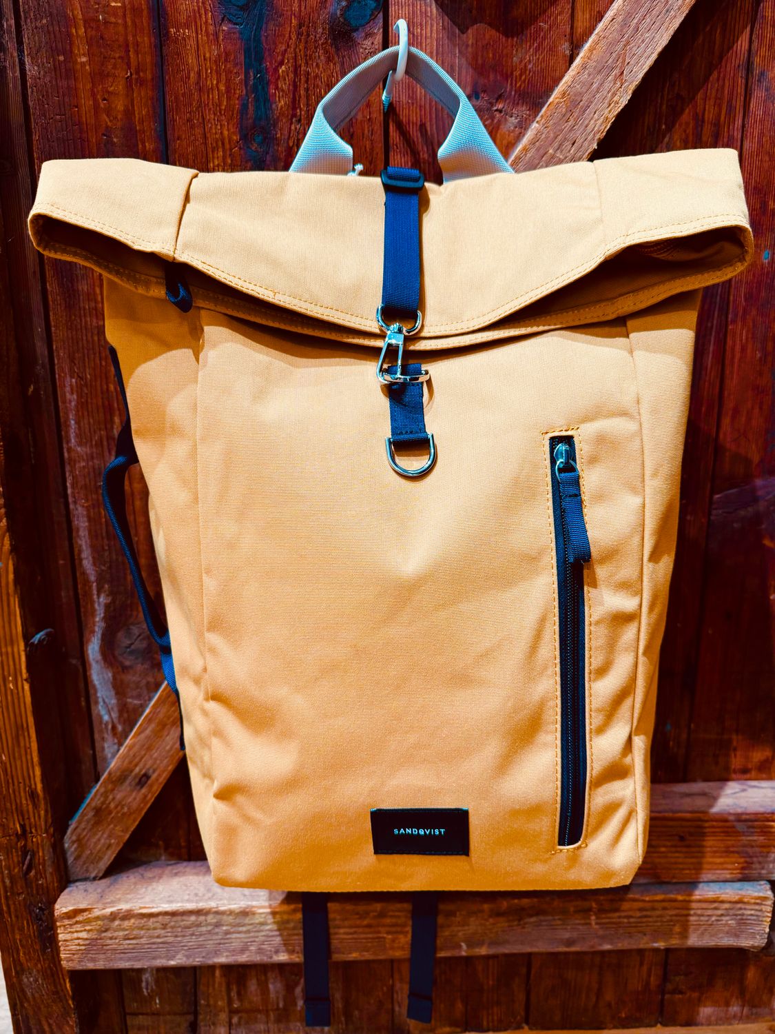 Sandqvist – Dante Honey Yellow with Blue webbing