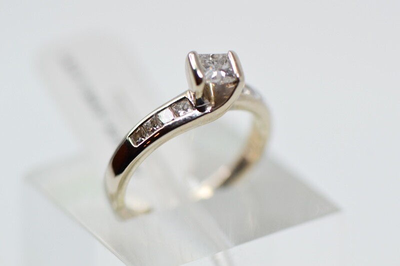 Ladies Princess Cut Engagement Ring Ladies Princess Cut Engagement Ring