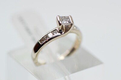 Ladies Princess Cut Engagement Ring