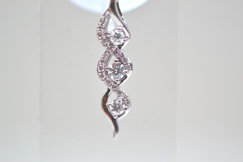 Ladies White Gold Diamond Pendant Ladies White Gold Diamond Pendant