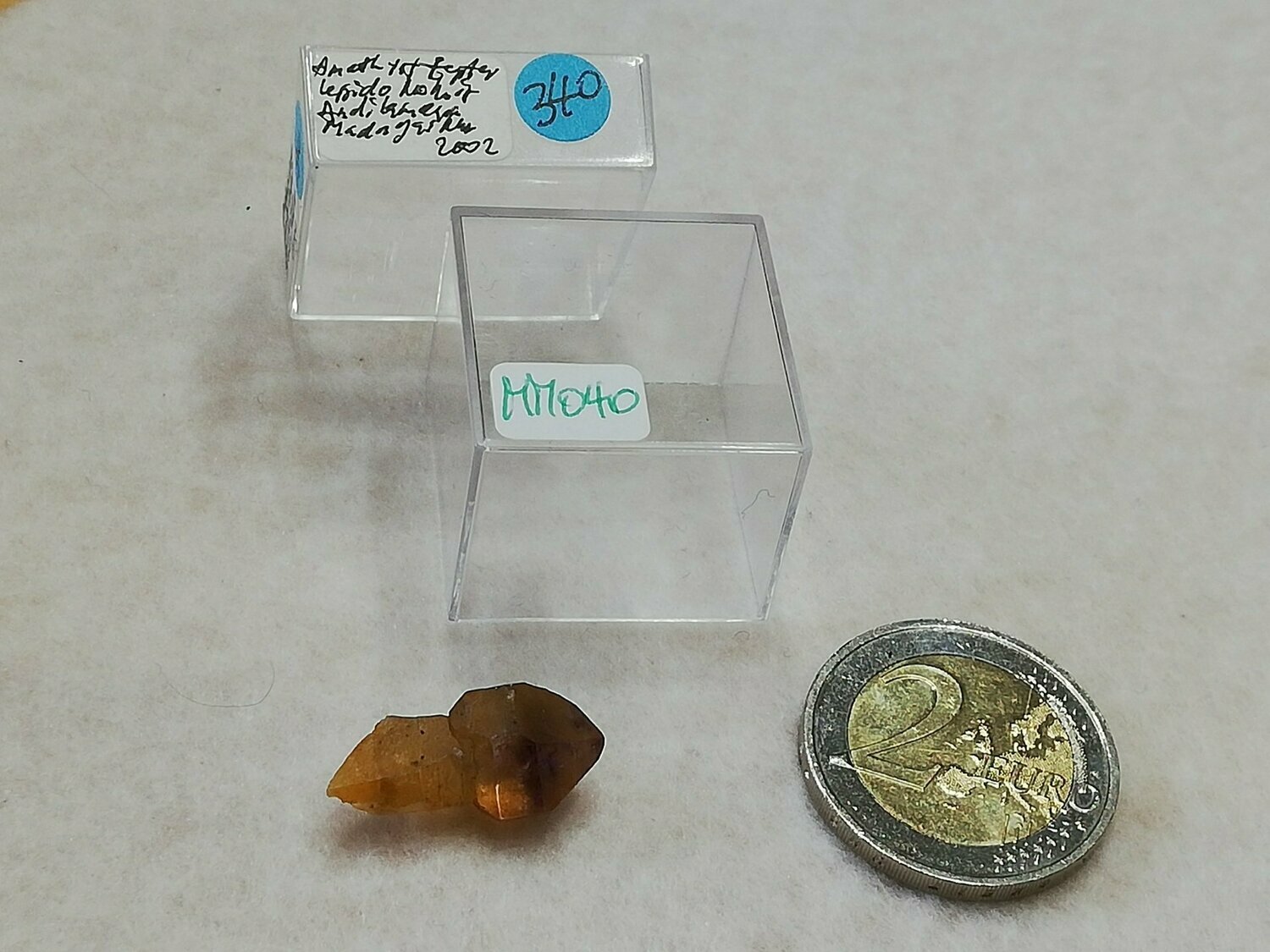 Micromount aus Madagaskar: Amethyst auf gelblichem Quarz