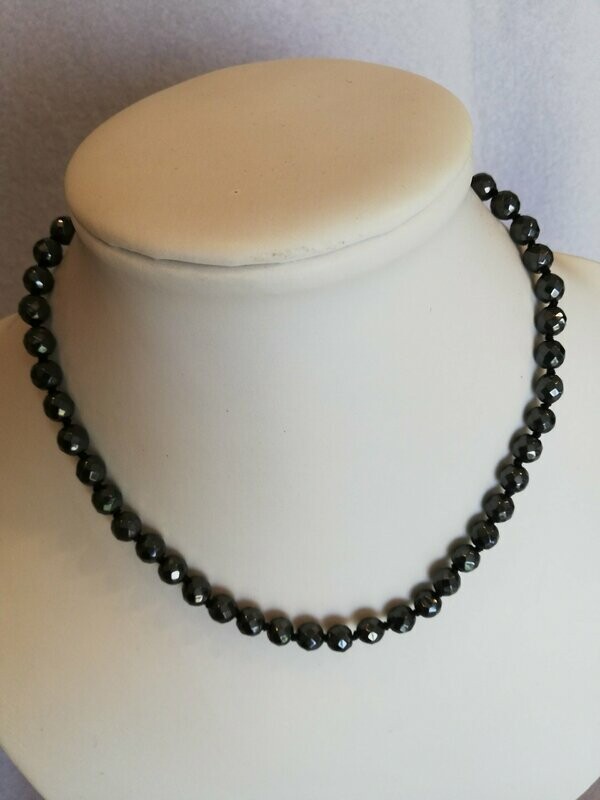 Hämatit-Kette 001, 8mm facettiert Hämatit-Kette 001, 8mm facettiert