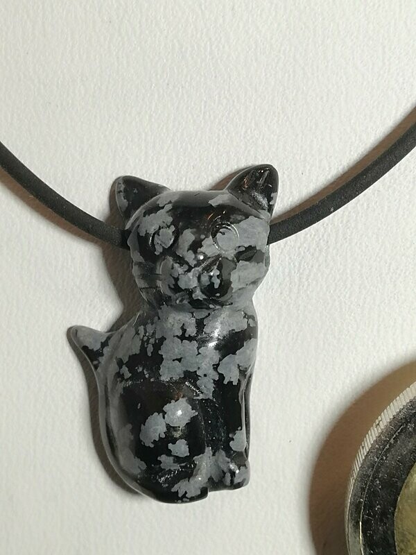 Katze Schneeflockenobsidian gebohrt 01 Katze Schneeflockenobsidian gebohrt 01