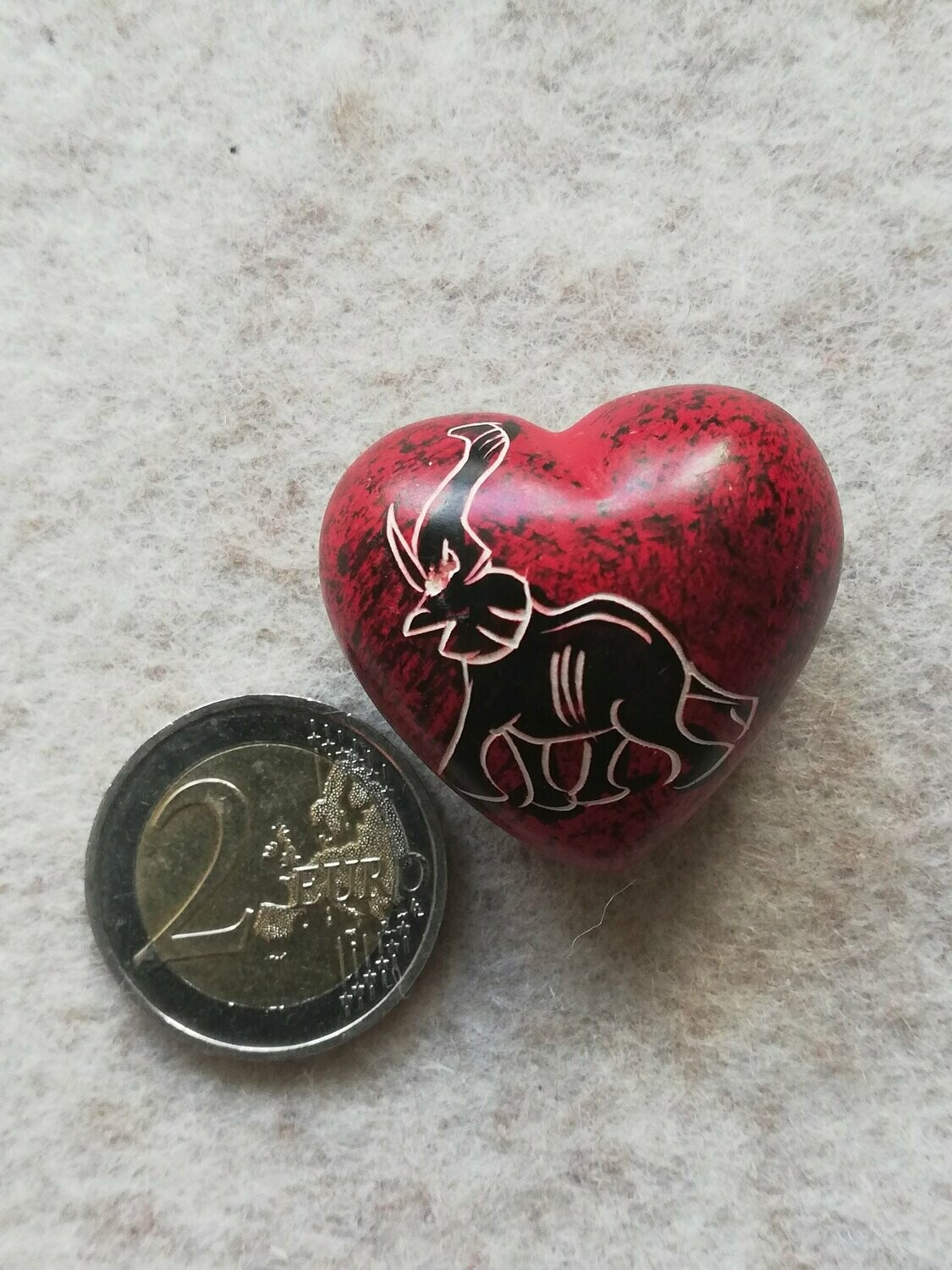 Herz aus Kenya, rot rotes Herz mit schwarz-weißer Gravur eines Elefanten