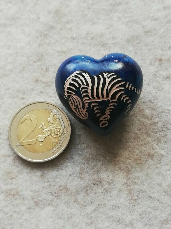 Herz aus Kenya, blau dunkelblaues Herz mit schwarz-weißer Gravur eines Zebras