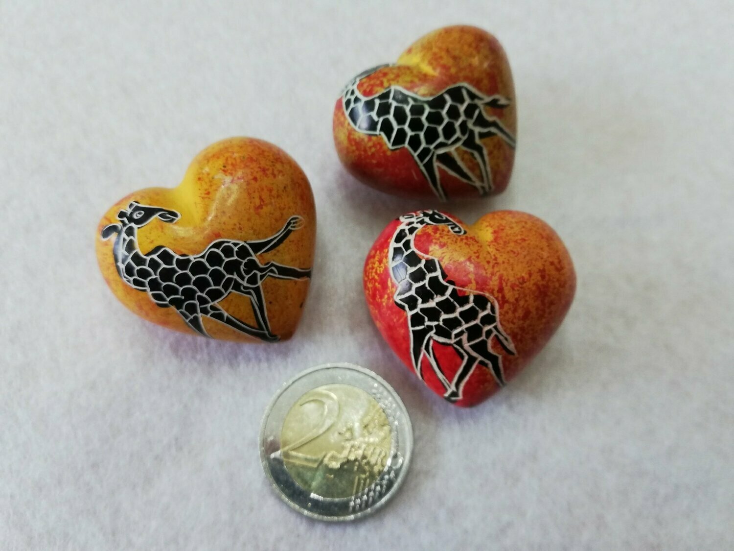 Herz aus Kenya, gelb/orange gelb-orange farbene Herzen mit schwarz-weißer Gravur einer Giraffe