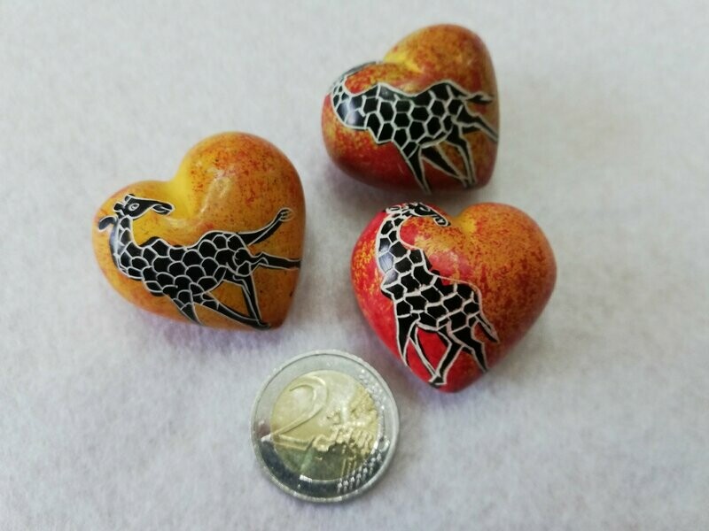 Herz aus Kenya, gelb/orange gelb-orange farbene Herzen mit schwarz-weißer Gravur einer Giraffe