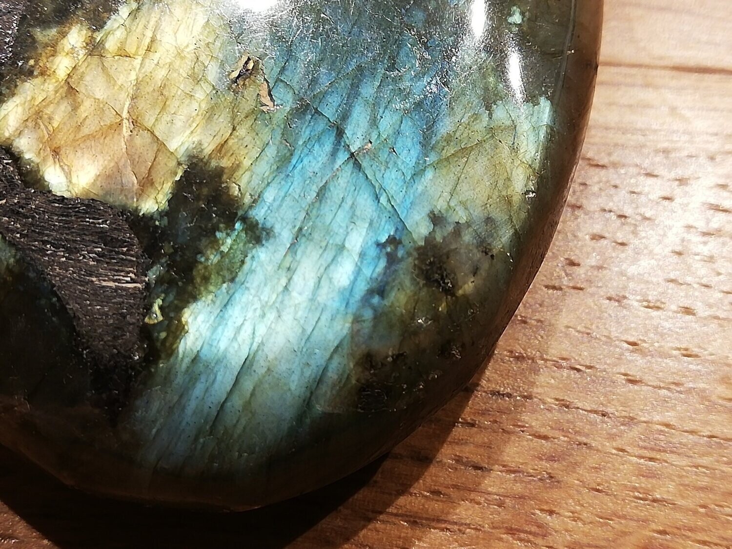 Labradorit TS 003 Detail eines Labradorit-Handschmeichlers mit Blau- und Goldtönen in schwarzer Matrix