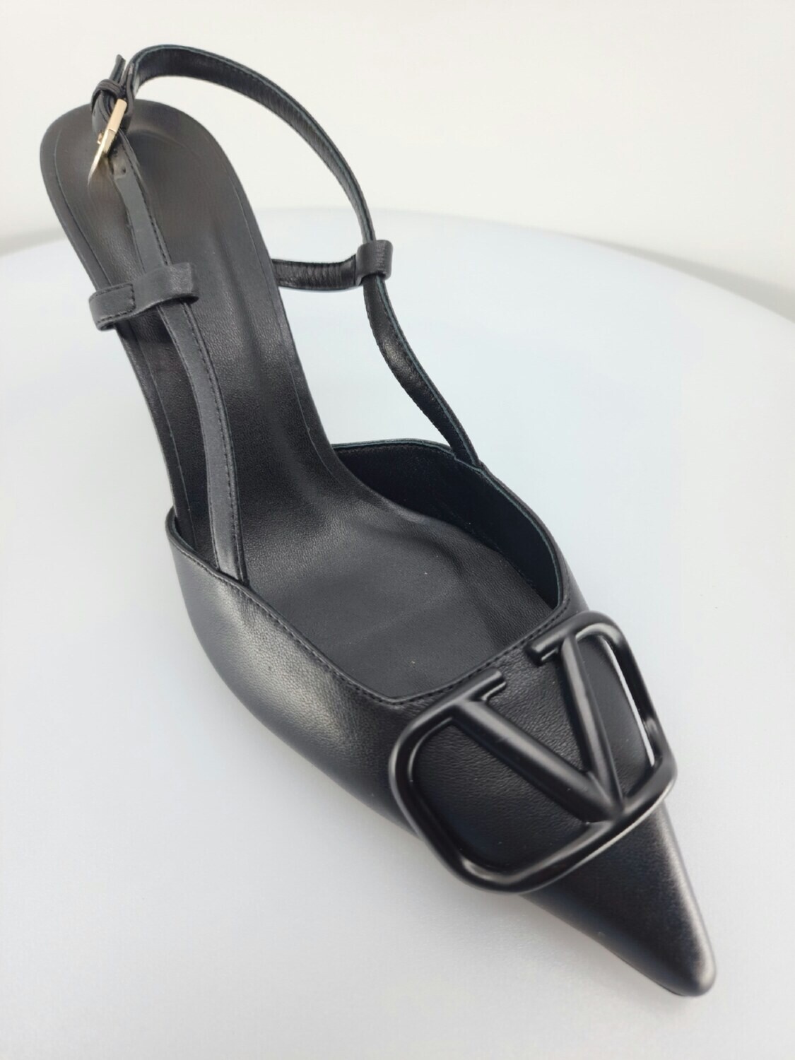 V logo heel black