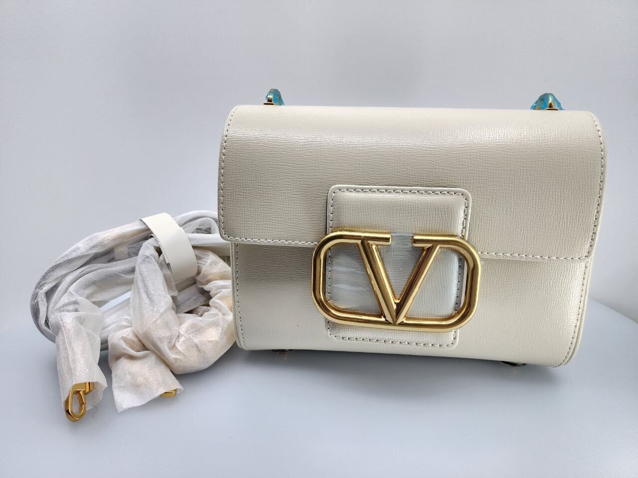 V logo Beige bag