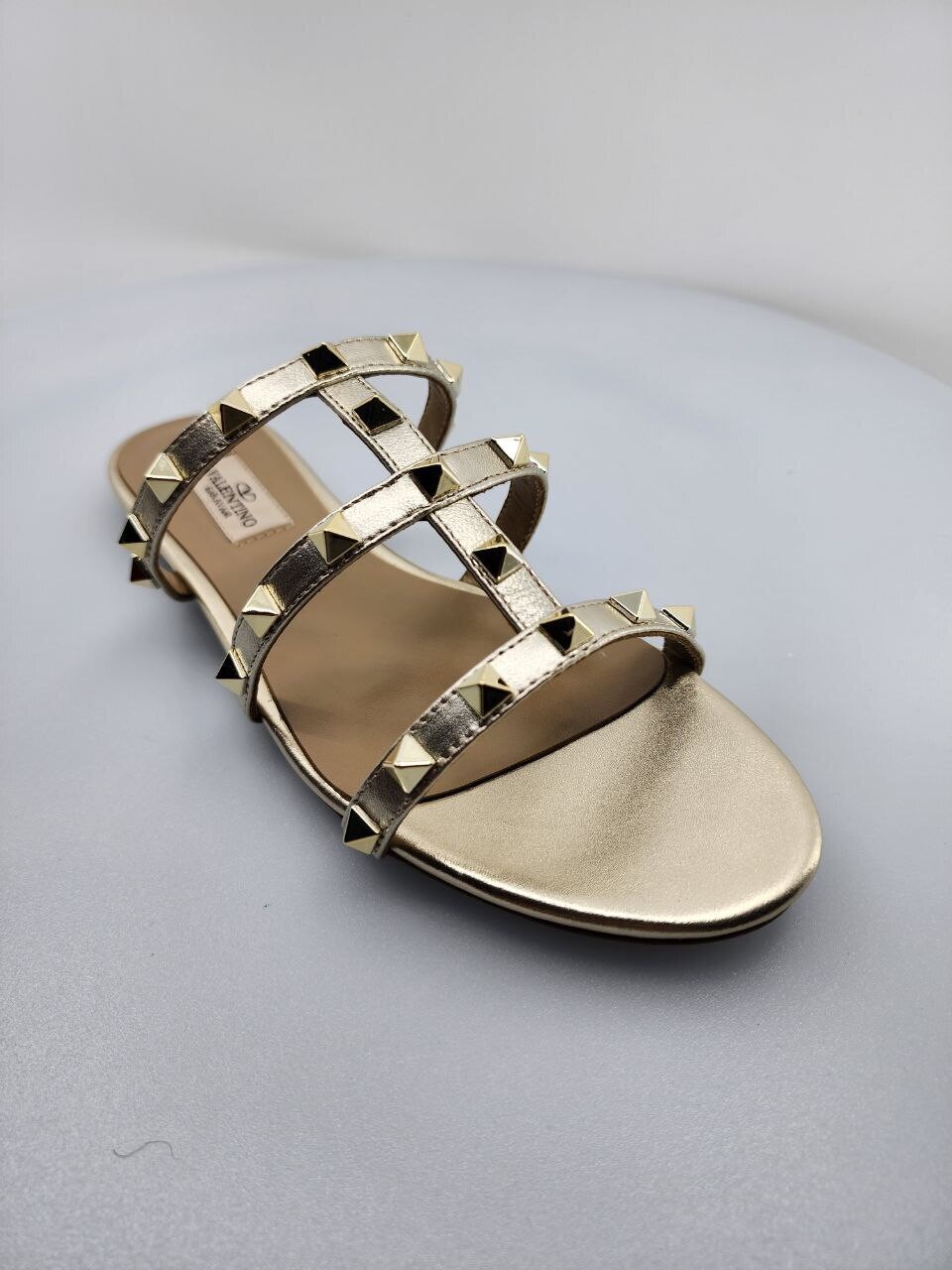 Rockstud sandal gold
