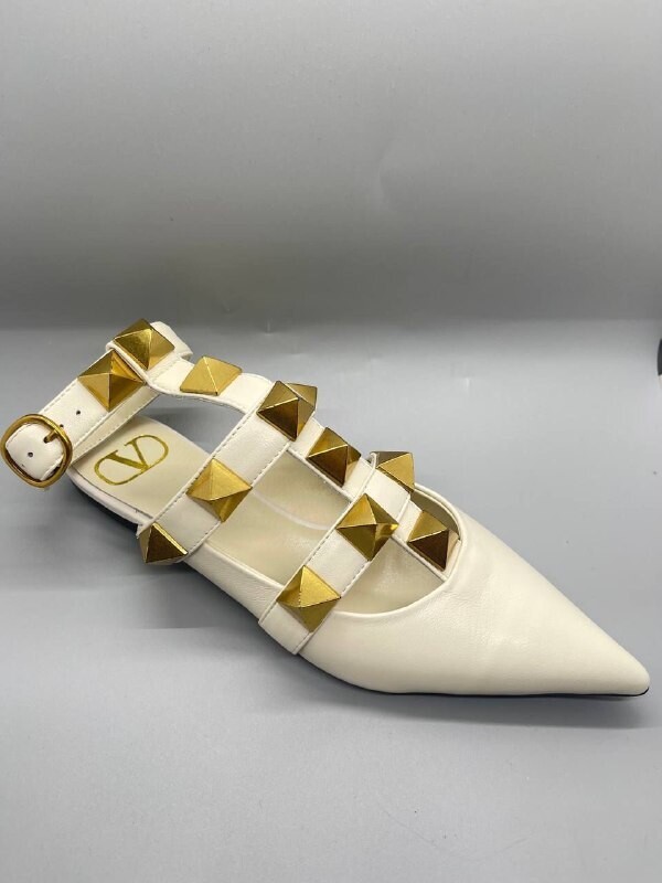 Roman white flat