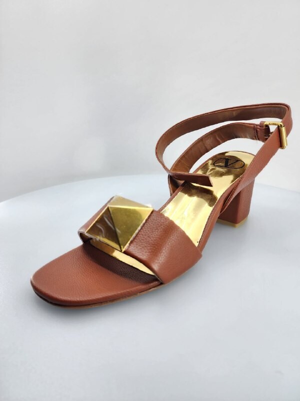 One stud mid heel sandal brown