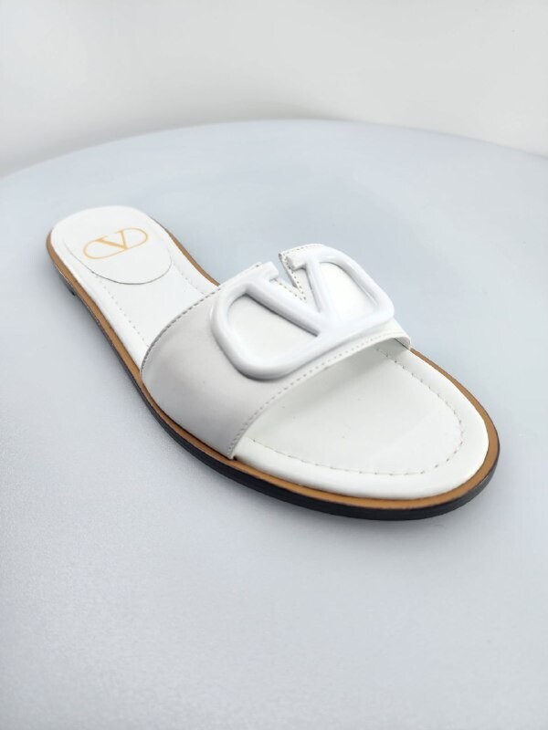 V logo flat sandal white