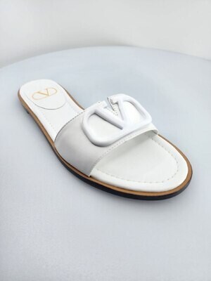 V logo flat sandal white