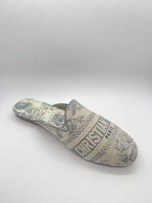 Mule gray and white