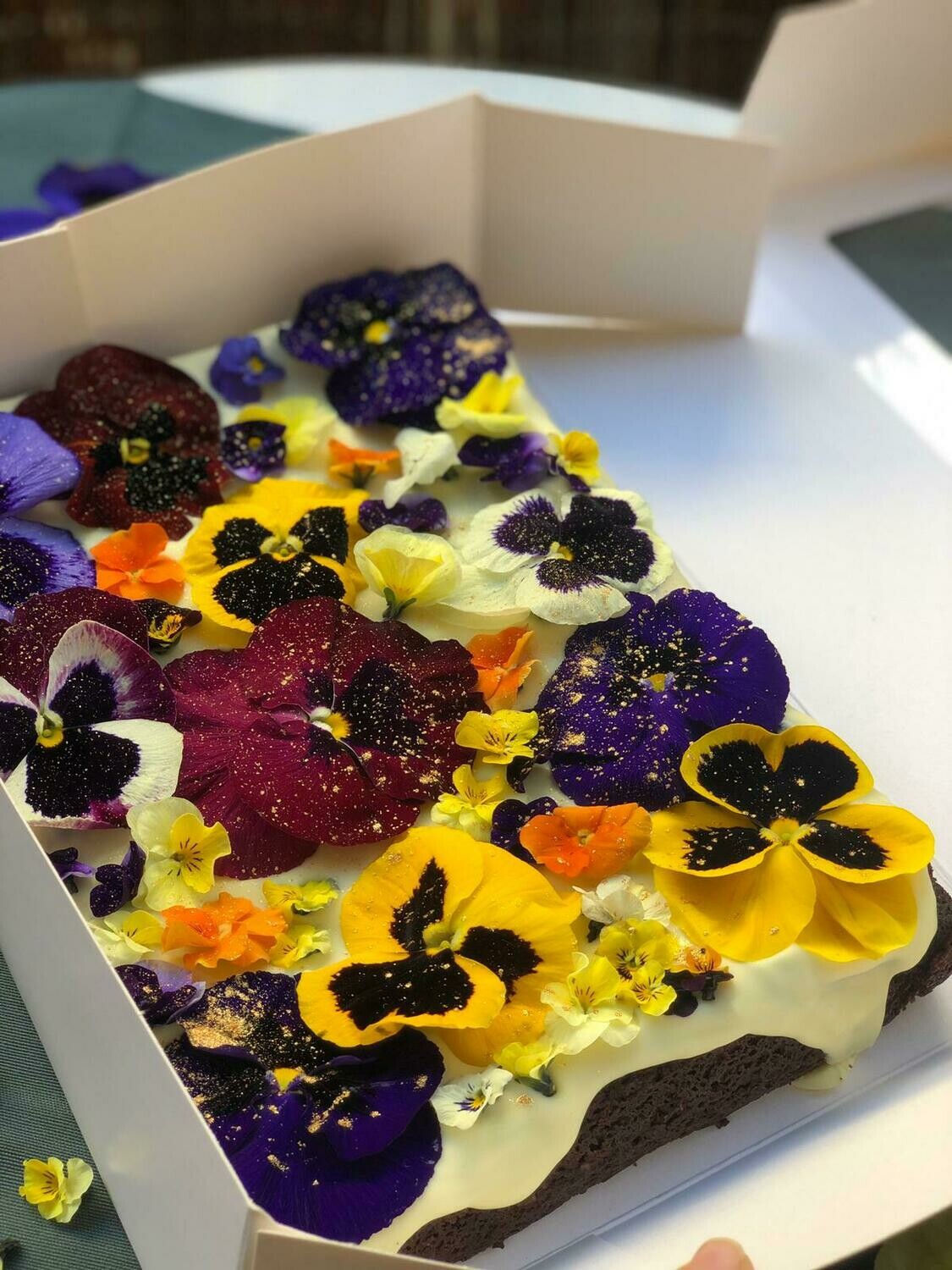 Brownie tradicional con flores orgánicas comestibles