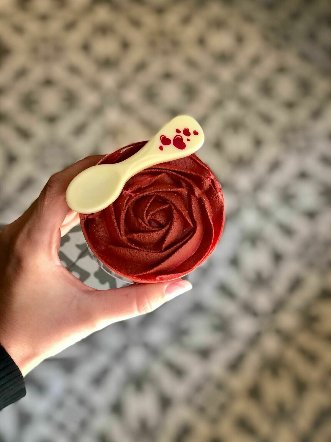 Vaset de vellut vermell amb cullereta de xocolata blanca