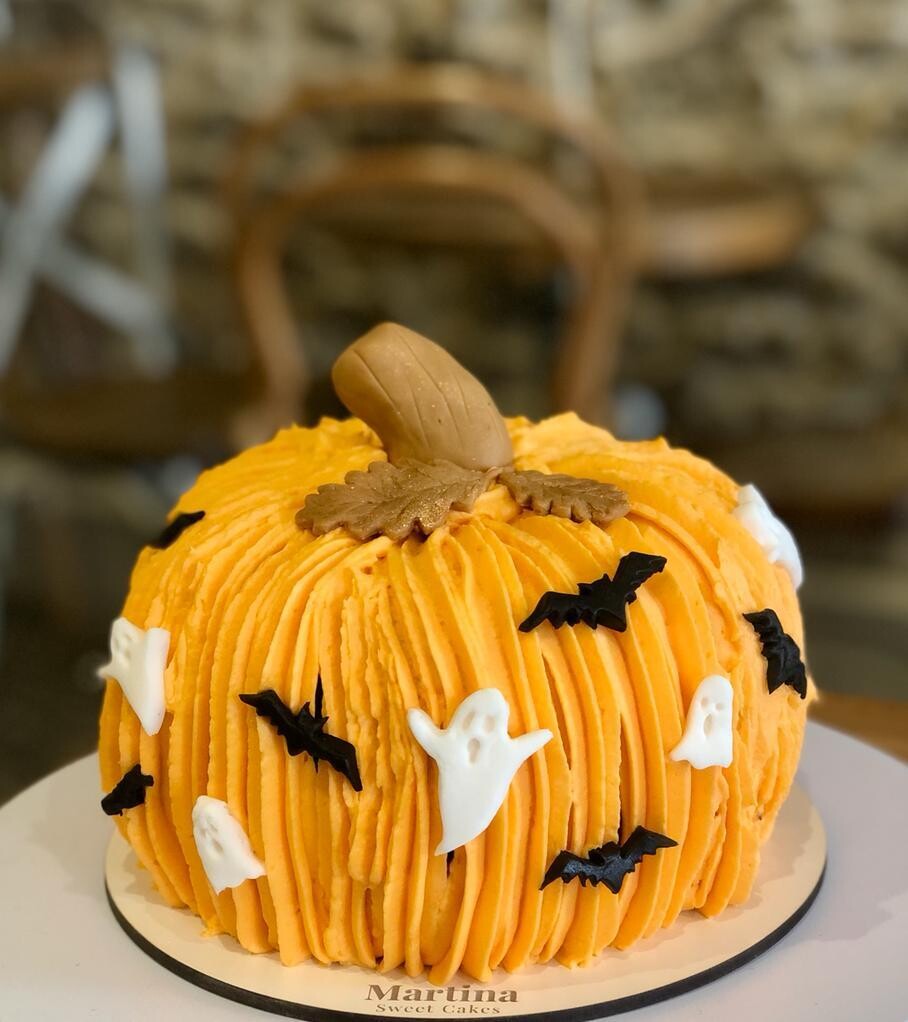 Halloween pumpkin cake with surprise inside