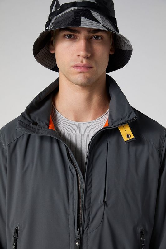Parajumpers, Miles