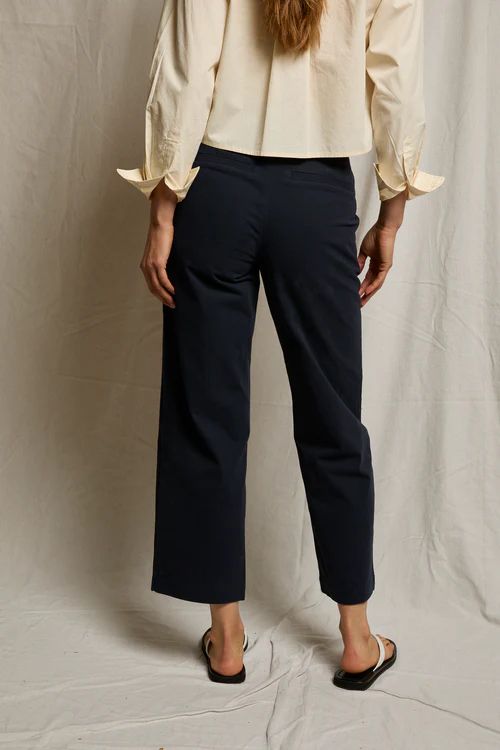 Perfect White Tee, Pia, Twill Straight Leg, Navy