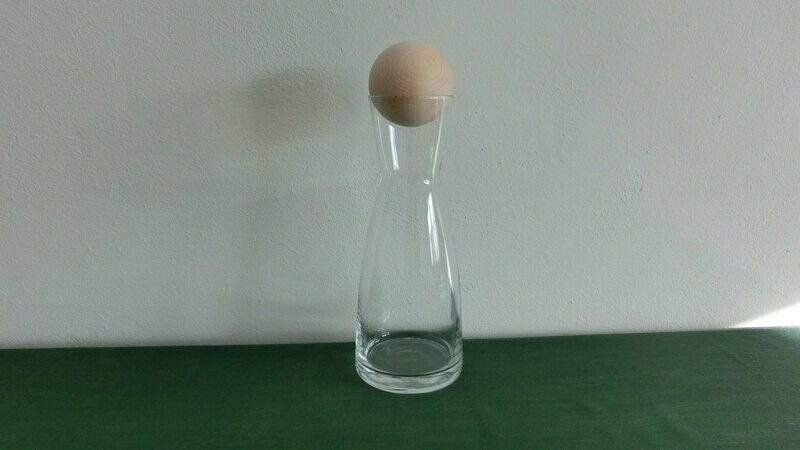 Glaskaraffe  mit Zirbenholzkugel
