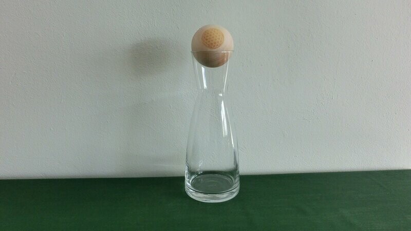 Glaskaraffe mit Zirbenholzkugel, 
Motiv:  Blume des Lebens