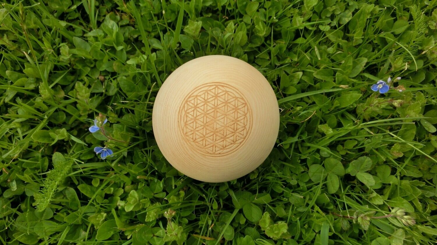 Zirbenholzkugel, mit Motiv Blume des Lebens
Durchmesser 7 cm