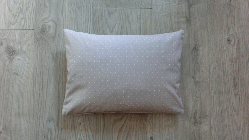 Zirbenkissen beige mit kleinen weißen Tupfen Zirbenkissen beige mit kleinen weißen Tupfen