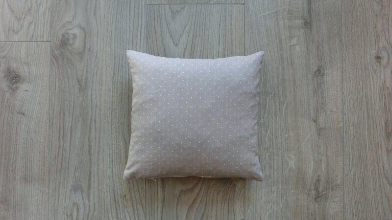 Zirbenkissen klein, beige, kl. weiße Tupfen Zirbenkissen klein, beige, kl. weiße Tupfen