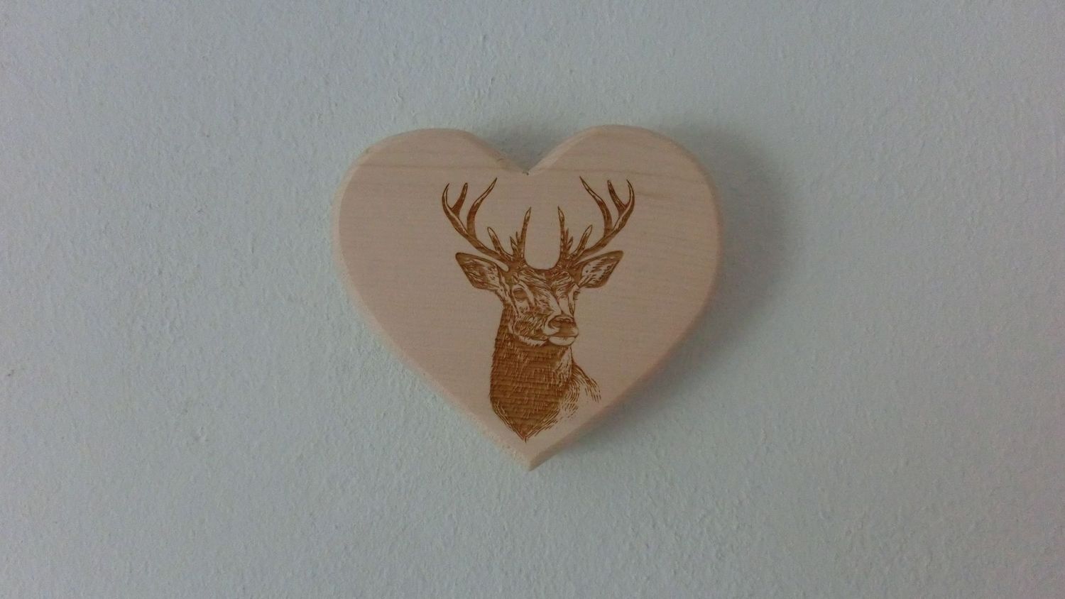 Zirbenherz zum Aufhängen, Hirsch, 13 x 12 cm