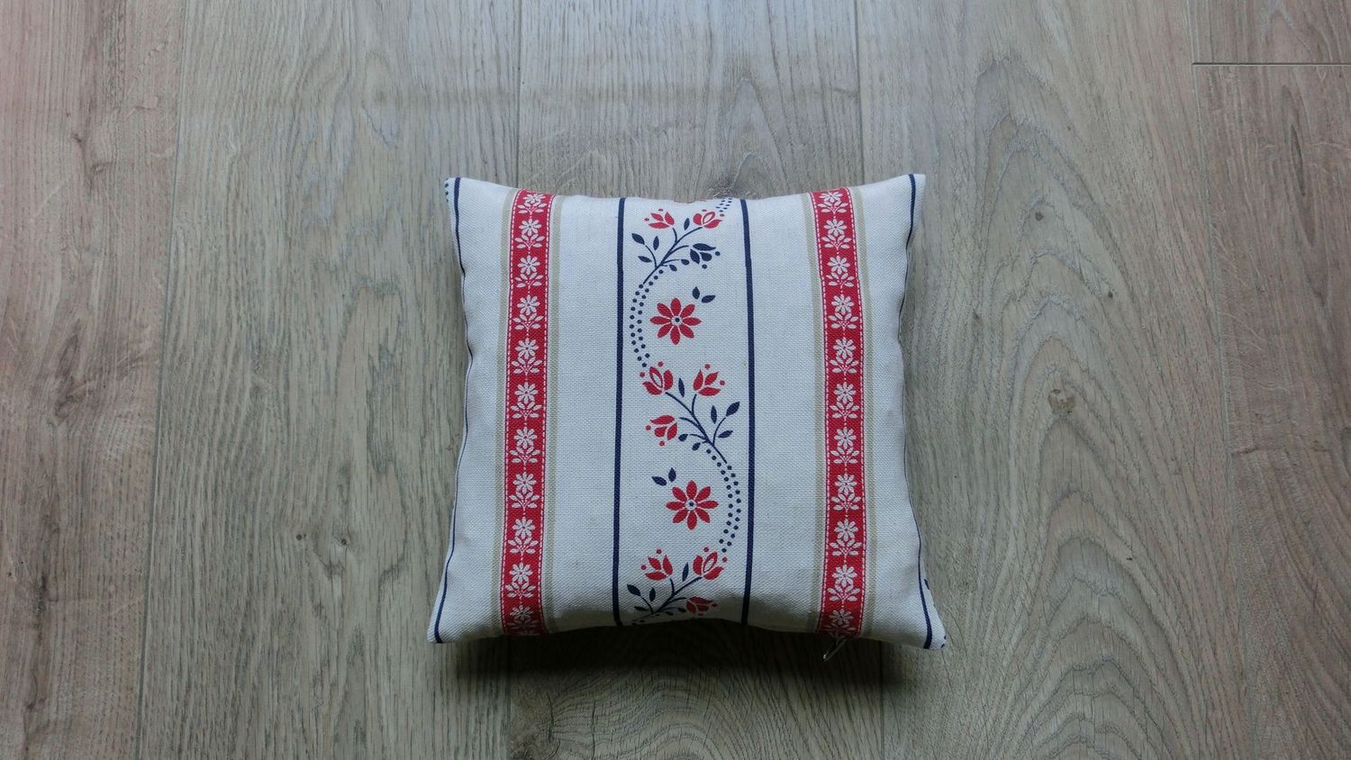 Zirbenkissen klein, beige, Blumenranke rot / blau