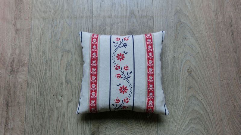 Zirbenkissen klein, beige, Blumenranke rot / blau